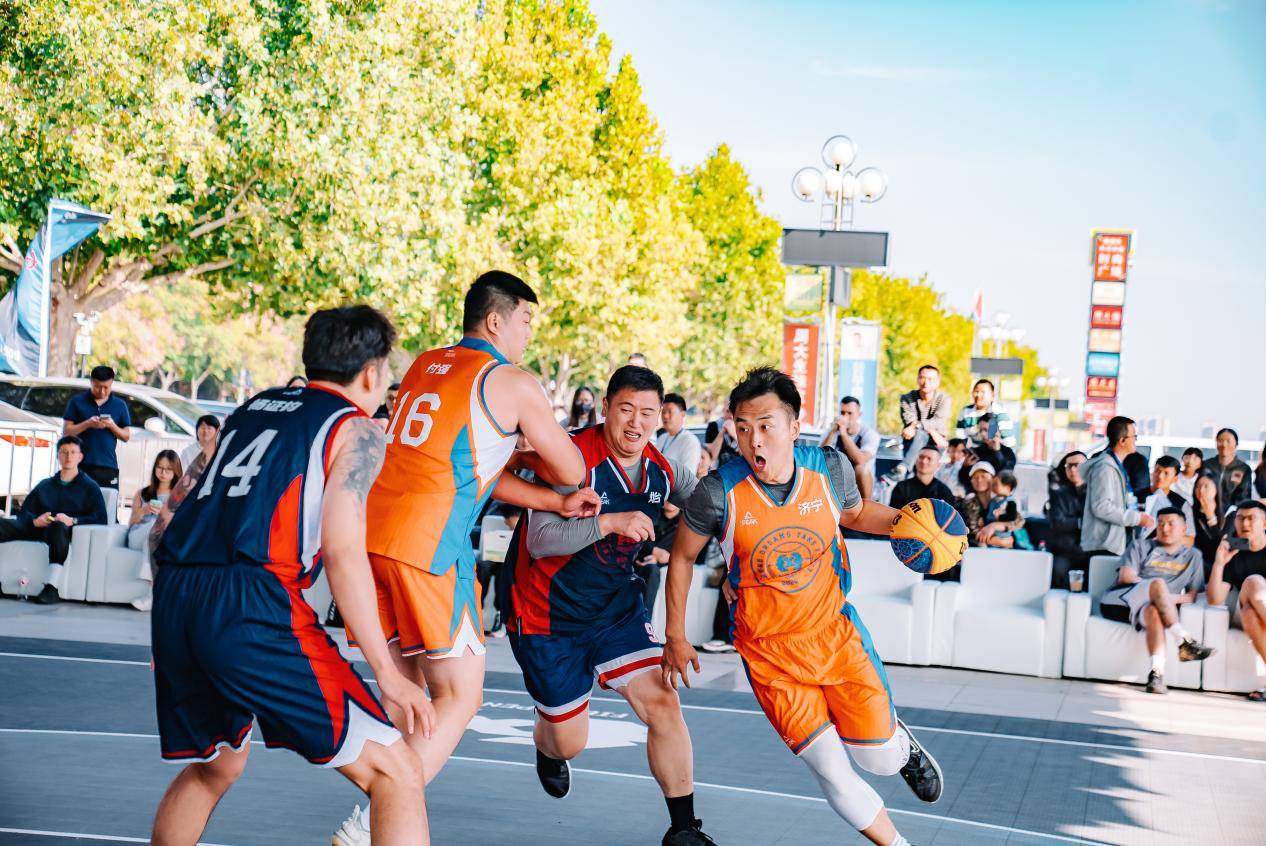 职业篮球联赛在场上火爆争夺，球员斗志昂扬的简单介绍