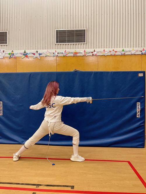 包含意大利击剑选手技压群雄，斩获银牌的词条