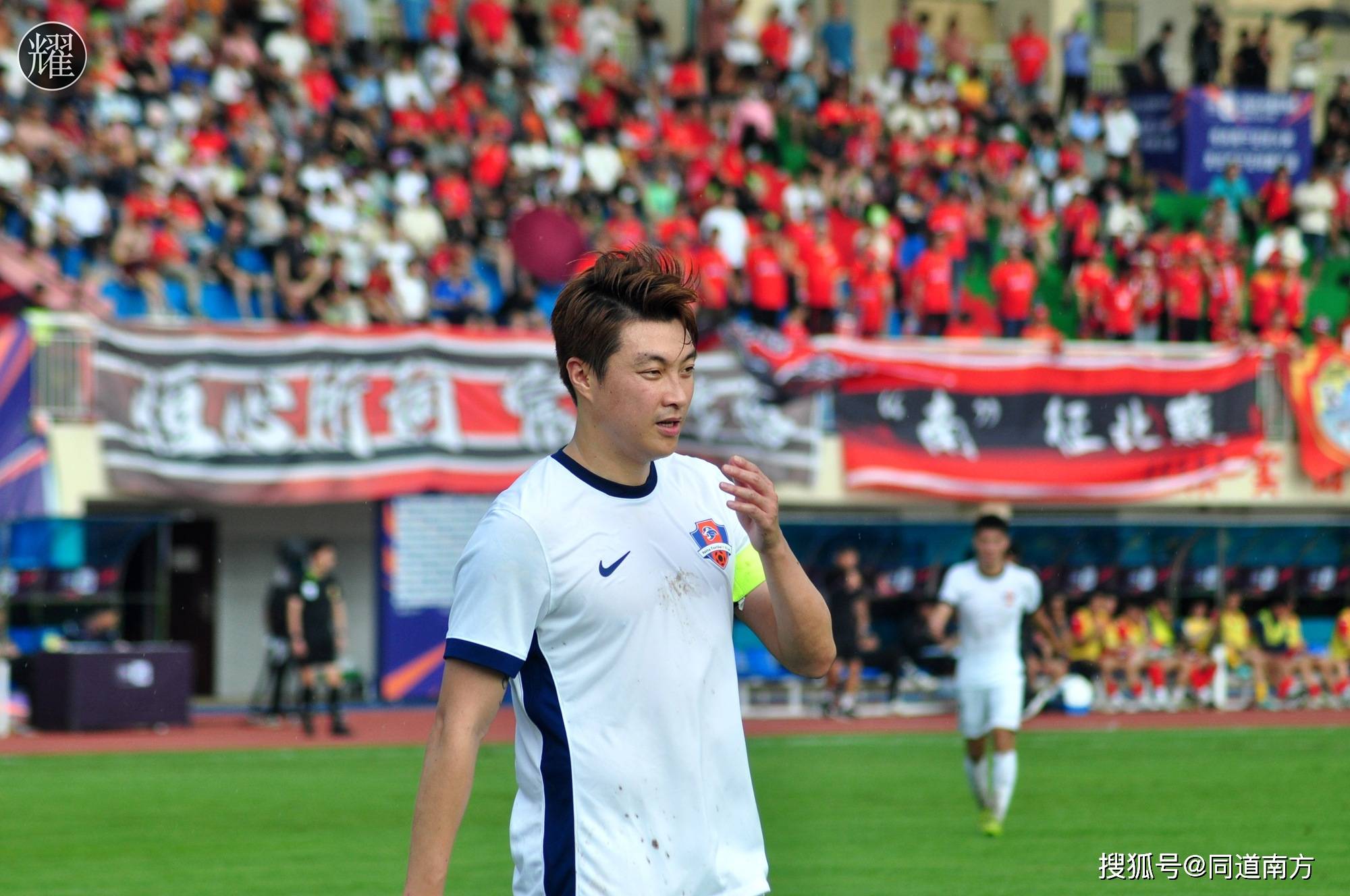 竞技大赛!球员表现出色引发球迷热议 竞技大赛!球员表现出色引发球迷热议