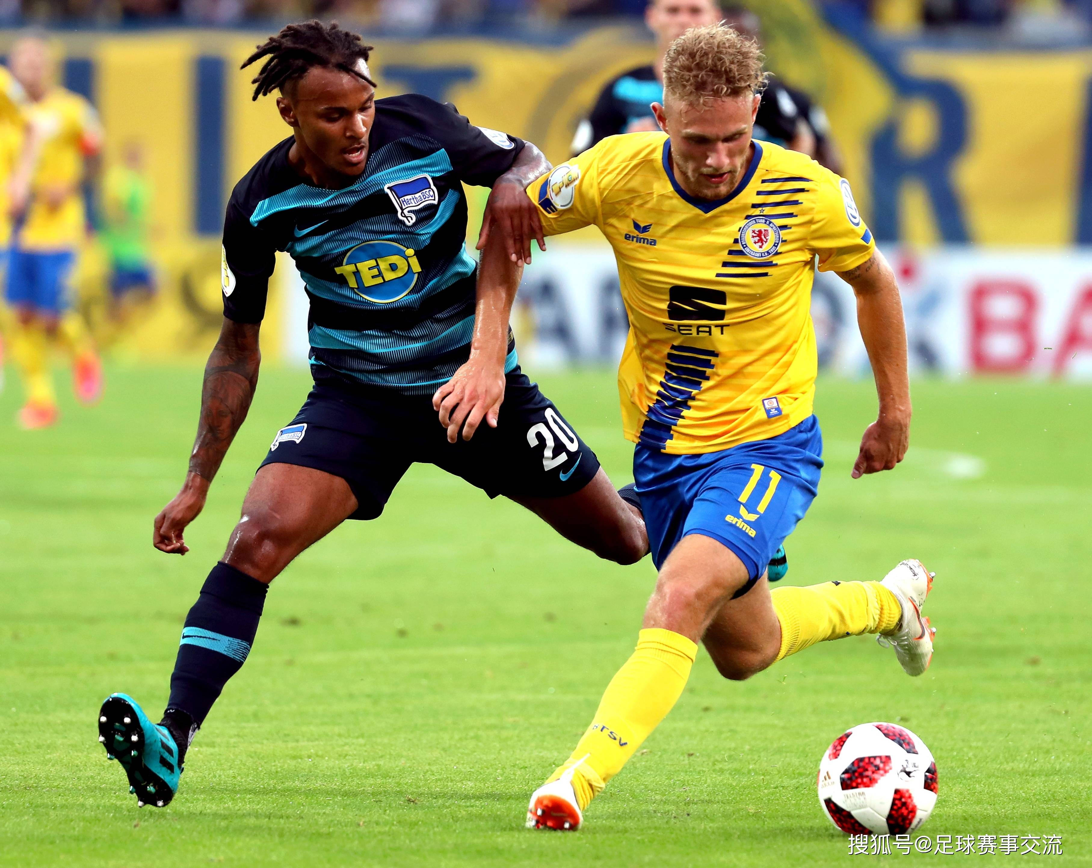 足球比赛现场的气氛热烈动人 足球比赛现场的气氛热烈动人