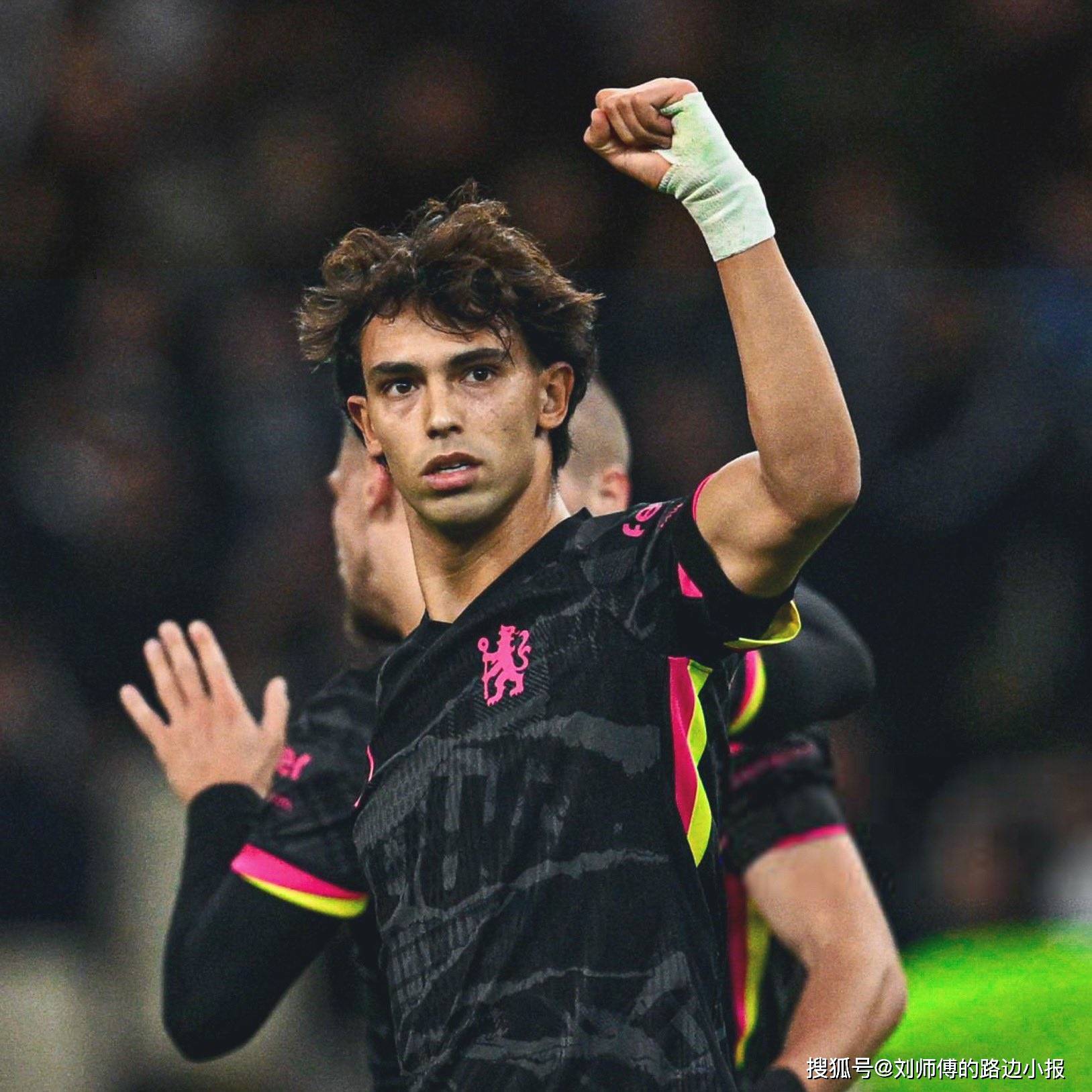 包含切尔西状态欠佳，球队急需调整阵容的词条