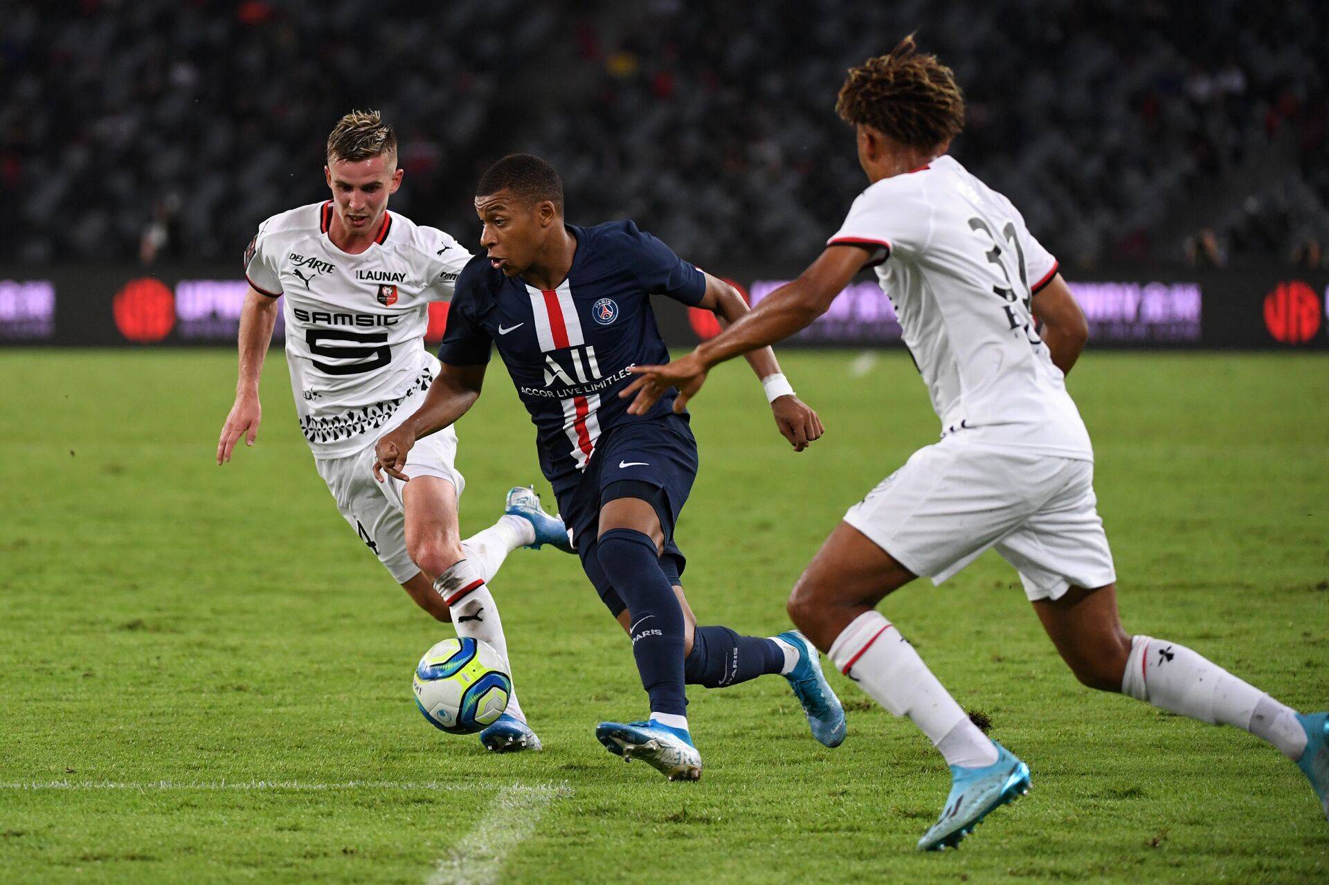 包含蒙彼利埃客场大胜，法甲排名再添新变数的词条