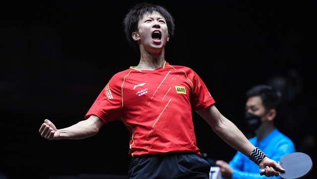 包含国内足球冠军争夺战打响，胜负难料的词条