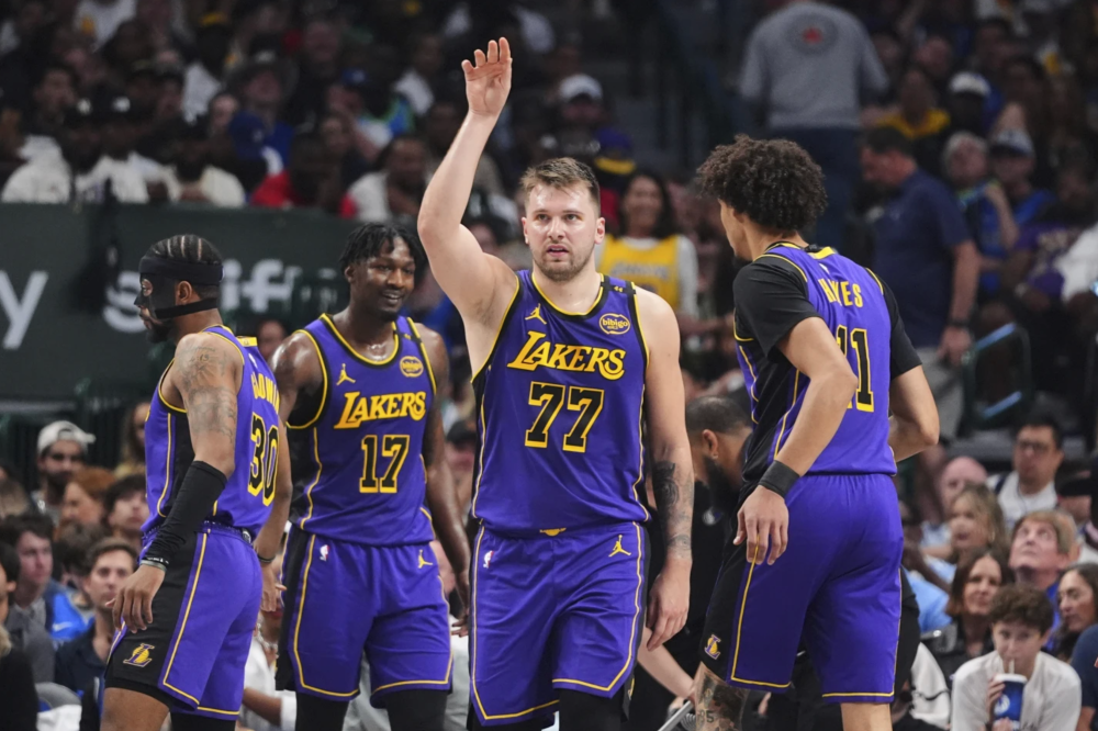 太阳客场双杀独行侠，锁定季后赛席位