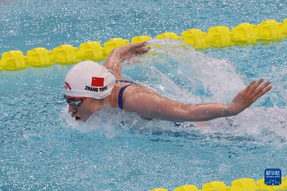 中国游泳健将表现出色，夺得银牌