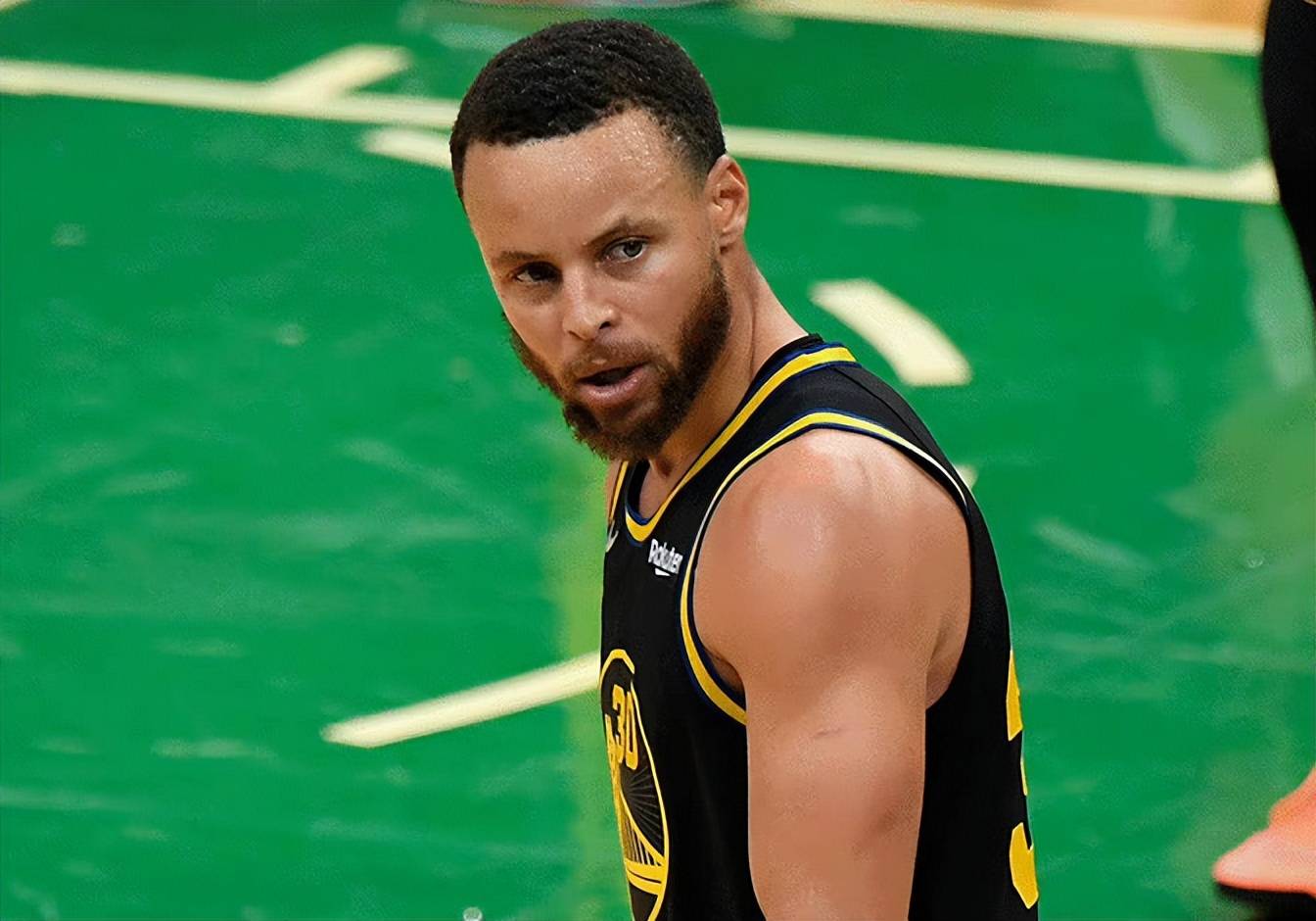 外线射手连中三分球，刷新连续命中纪录