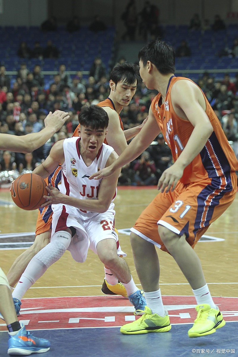 包含亚洲球员在赛场上展现高超篮球技术的词条