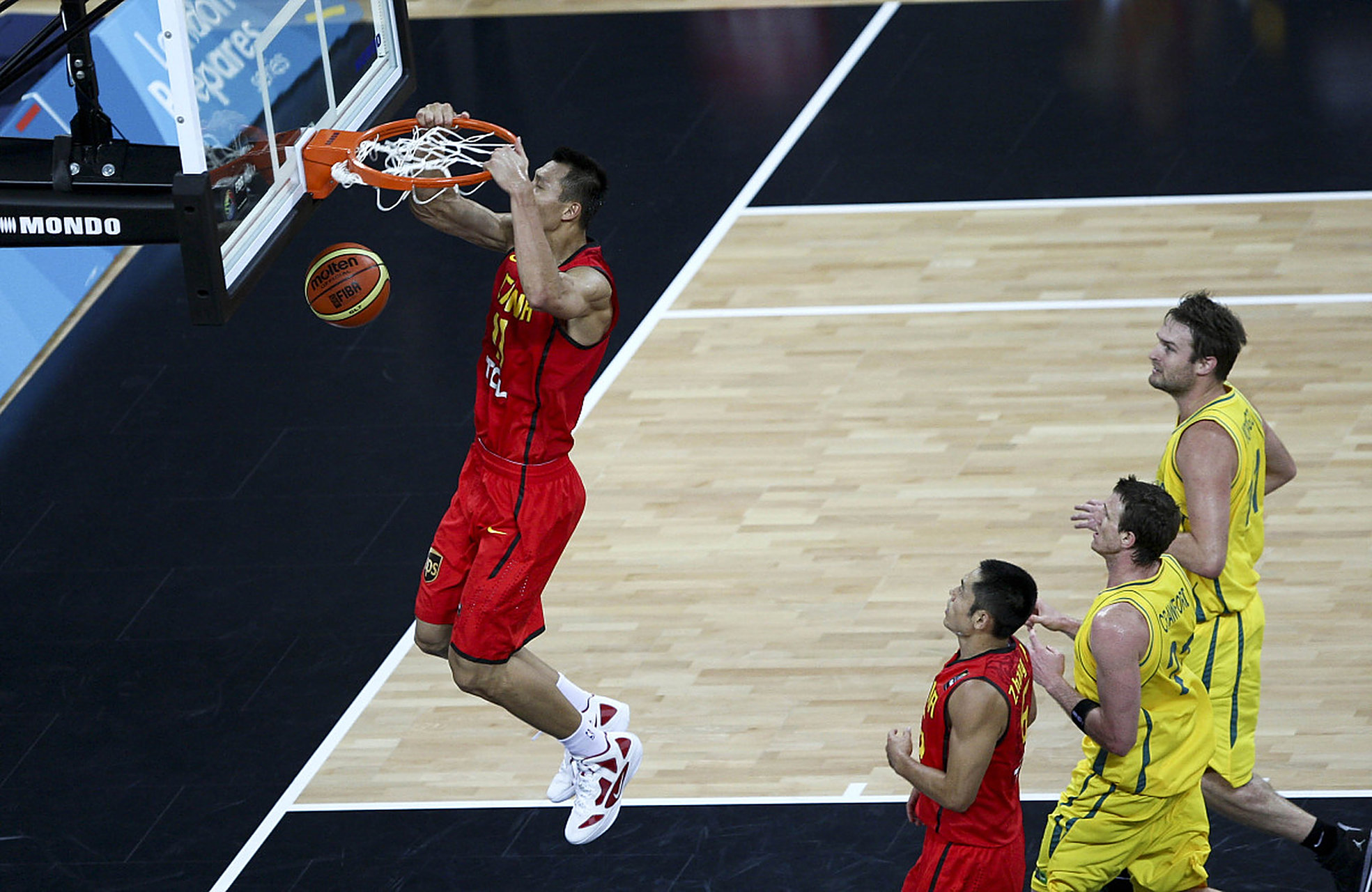 球员们在比赛中的技术风采令人赞叹