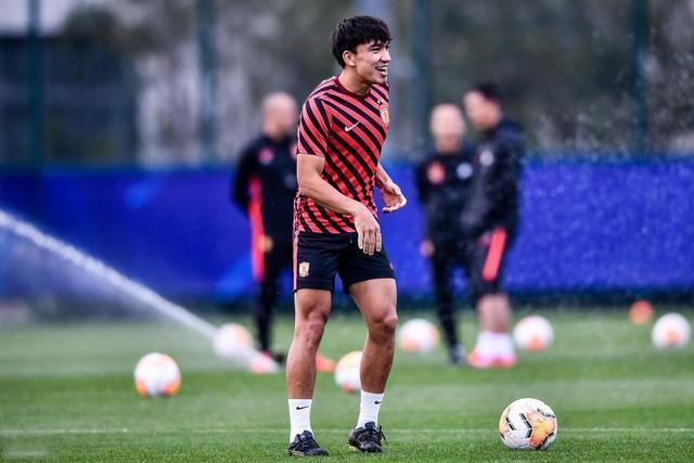 某队主力球员受伤离场,球队迎来挑战 某队主力球员受伤离场,球队迎来挑战